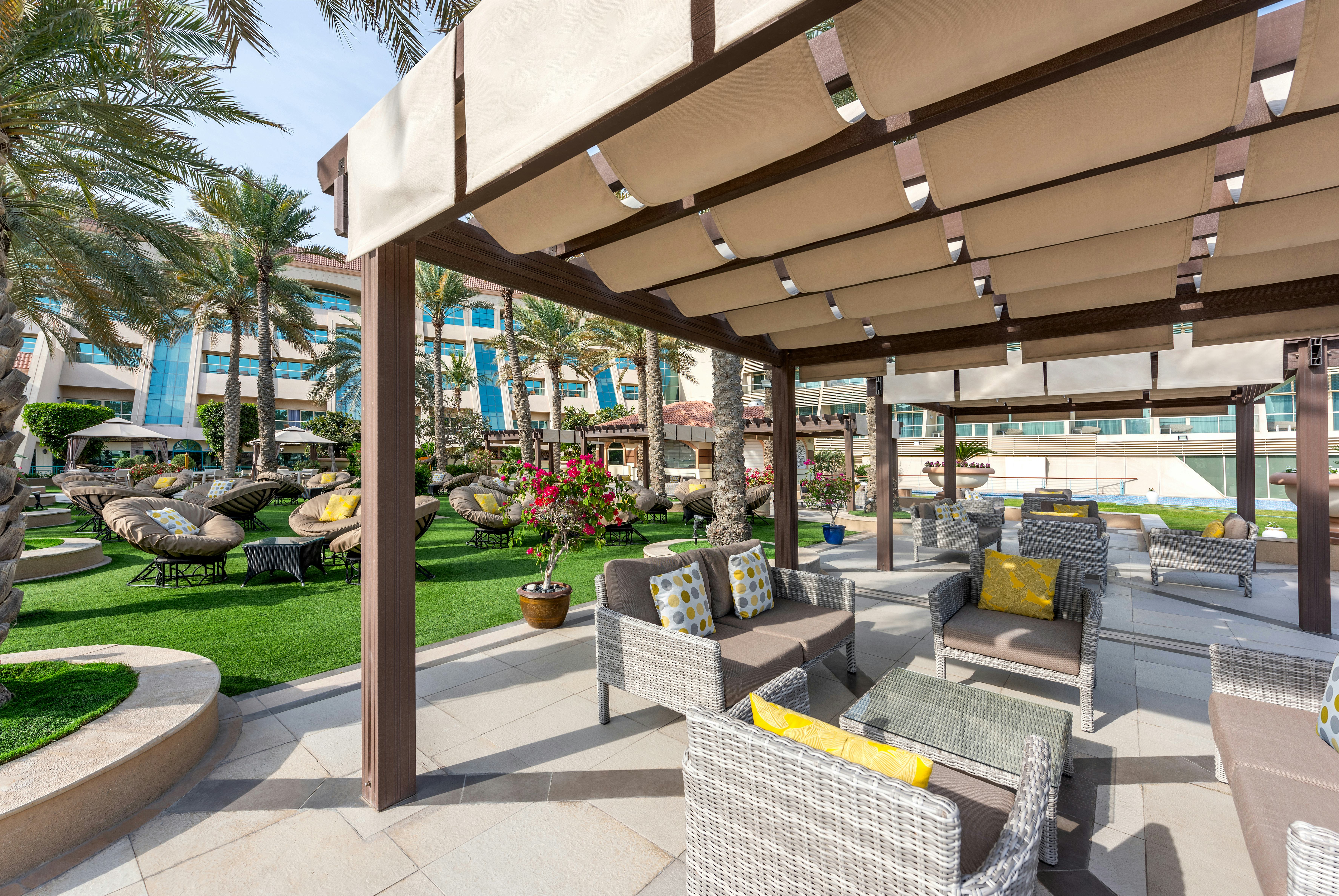 LA PISCINE POOL BAR & RESTAURANT