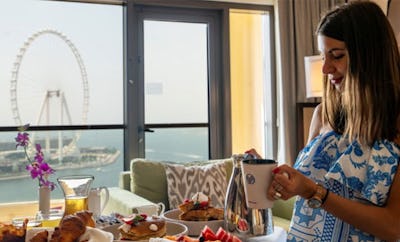 24 HOURS IN ROOM DINING