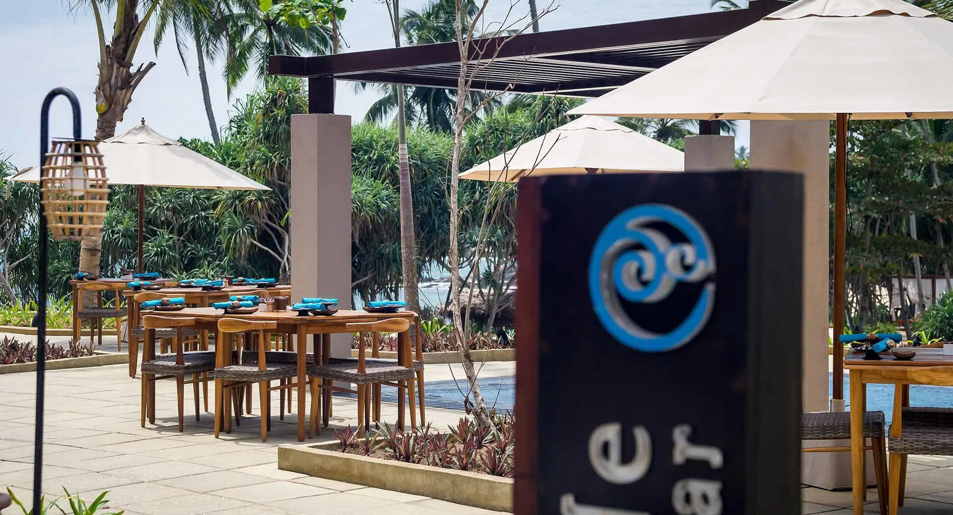 POOLSIDE BAR