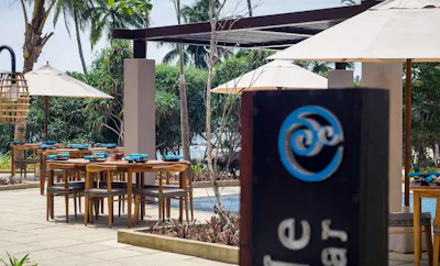 POOLSIDE BAR