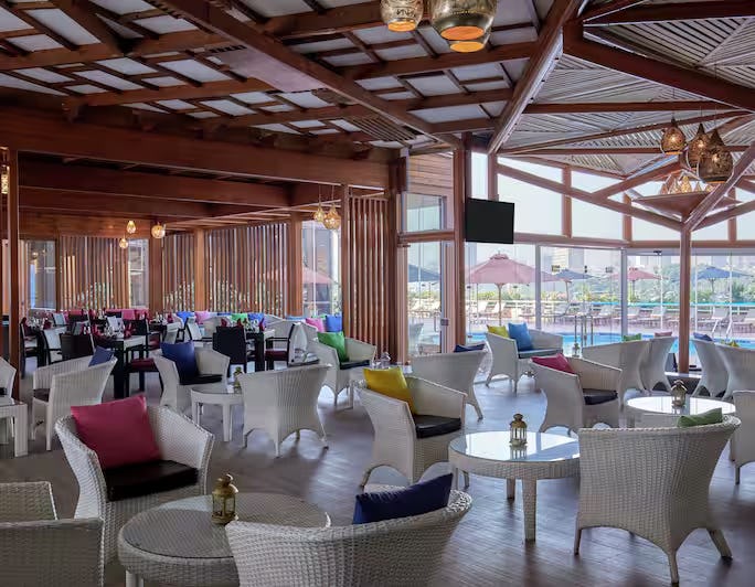 Breezes Lounge & Grill