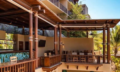 MEDIA LUNA POOL & SNACK