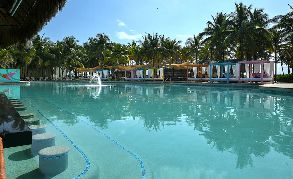 La Isla Swim-Up Bar