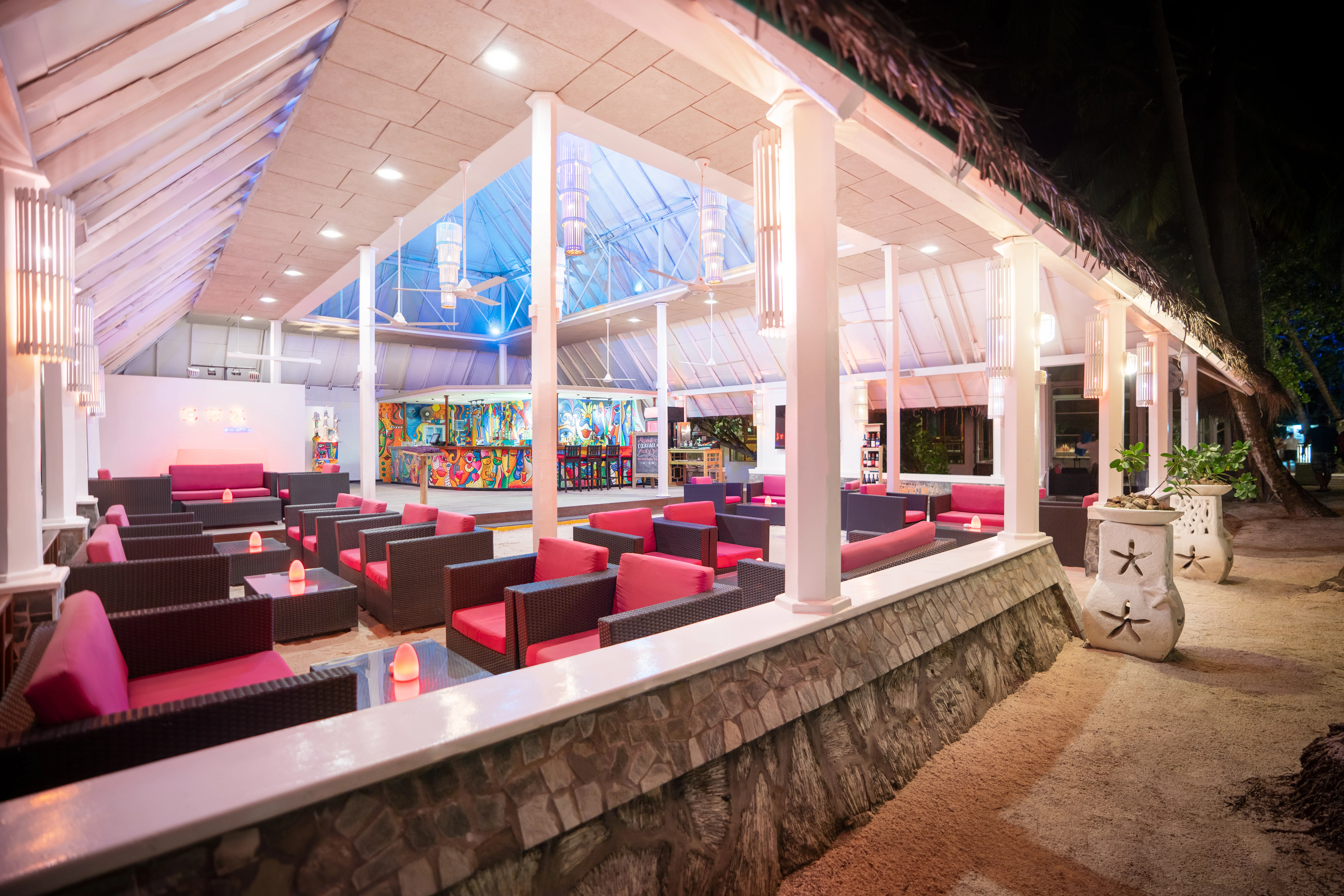 EYZ Lounge & Bar