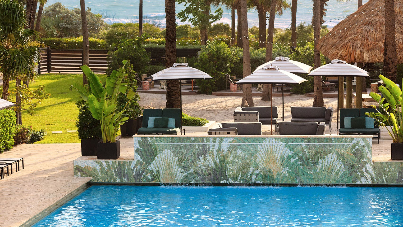 High Tide Beach Bar & Grill