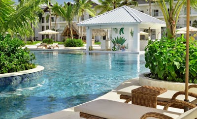 Las Palmas Swim-Up Bar