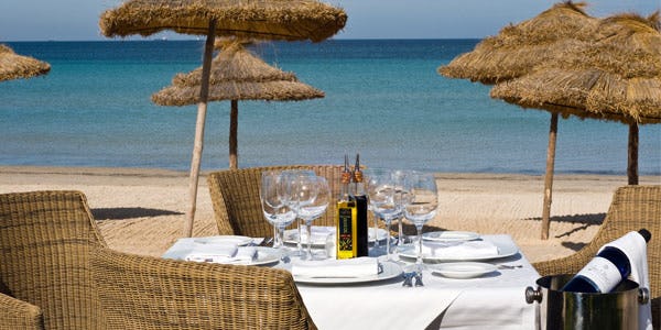 La Voile Restaurant, direct on the Beach