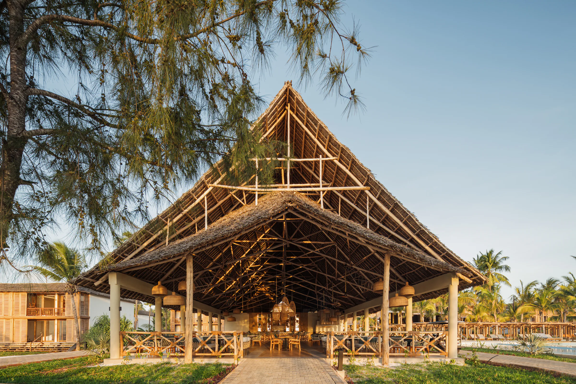 BREEZE BAR & RESTAURANT