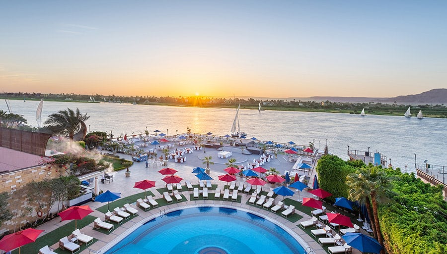 Jeb’s Pool & Swim-up Bar