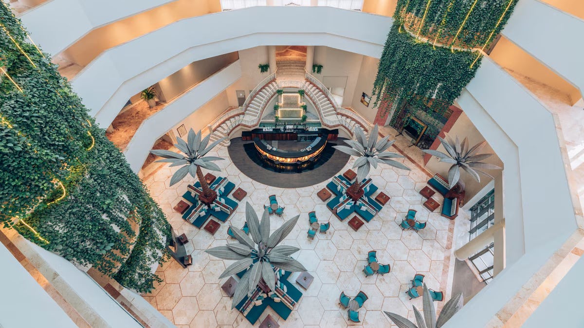 Las Palmas Lobby Bar