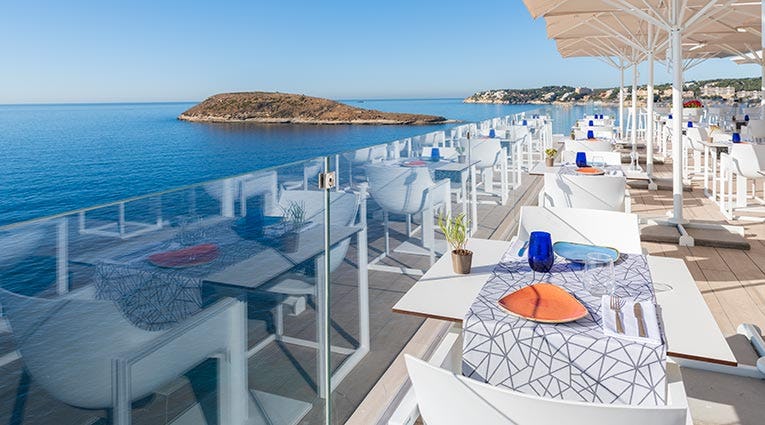 LOUNGE BAR & RESTAURANT “THE BOW