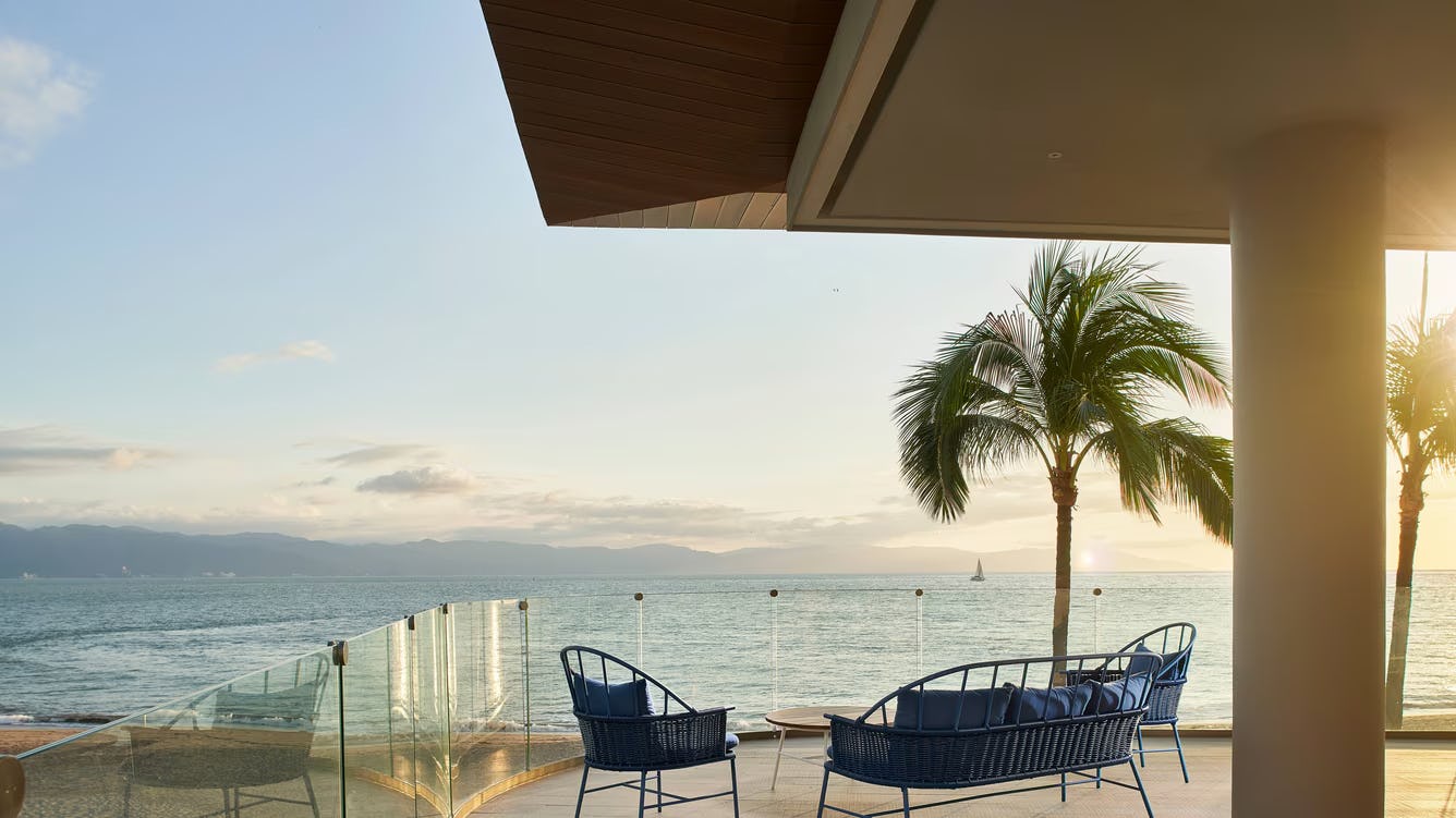 NOSH SUNSET BAR + BITES