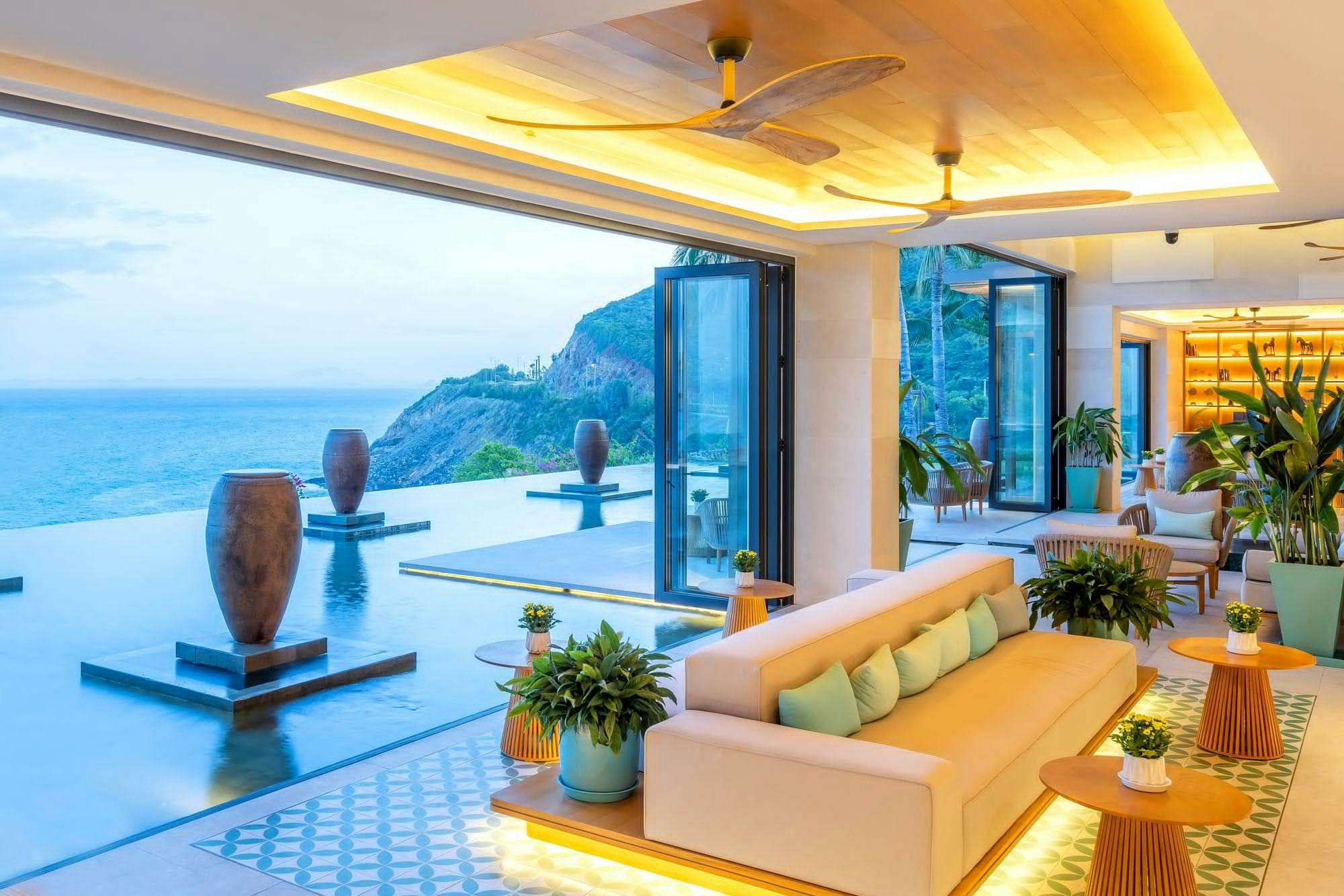 MOJITO’S LOUNGE & BAR