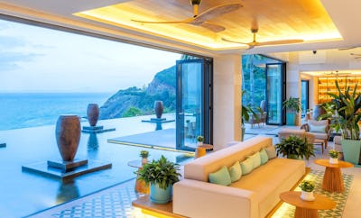 MOJITO’S LOUNGE & BAR