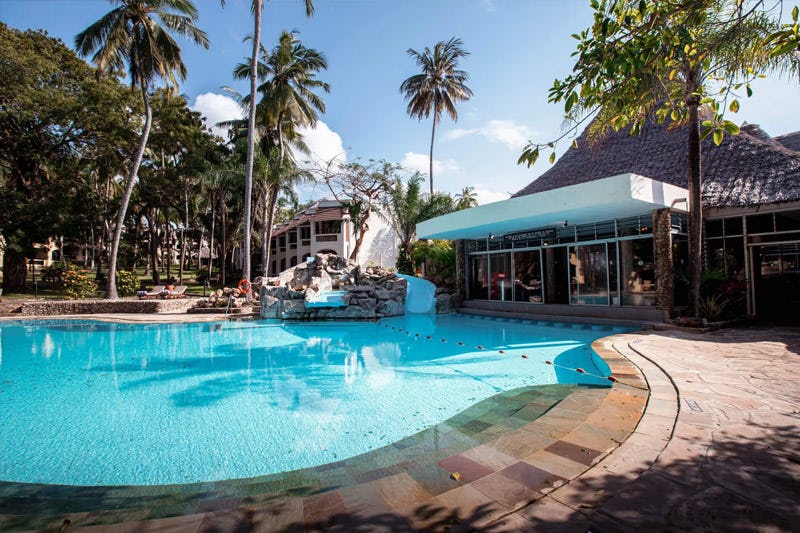 Midday oasis at Kisima-Pool Bar