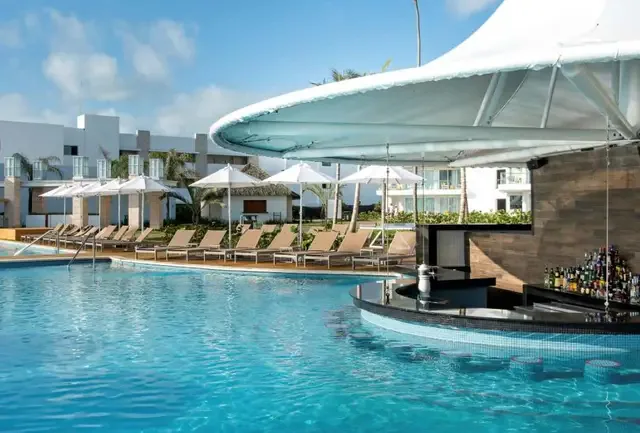 Mangos Swim-Up Bar