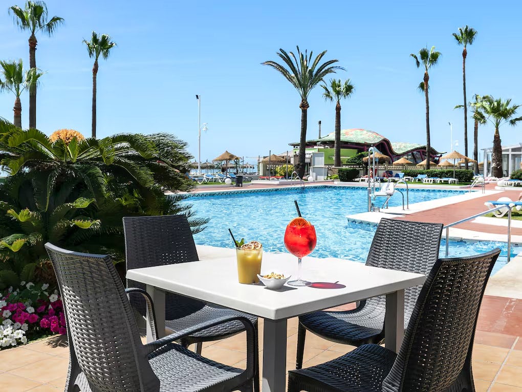 POOL BARDrinks, cocktails, long drinks, as well as a good choice of sandwiches (vegetable, ham and cheese, hamburgers.