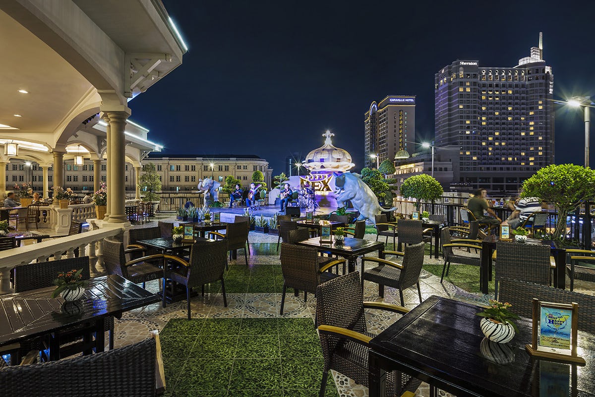 ROOFTOP GARDEN BAR