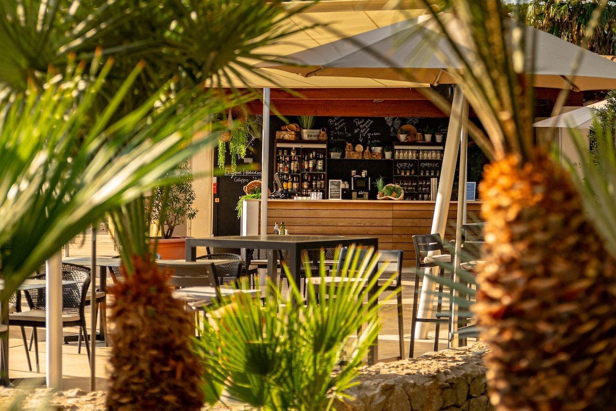 POOLBAR & -RESTAURANT