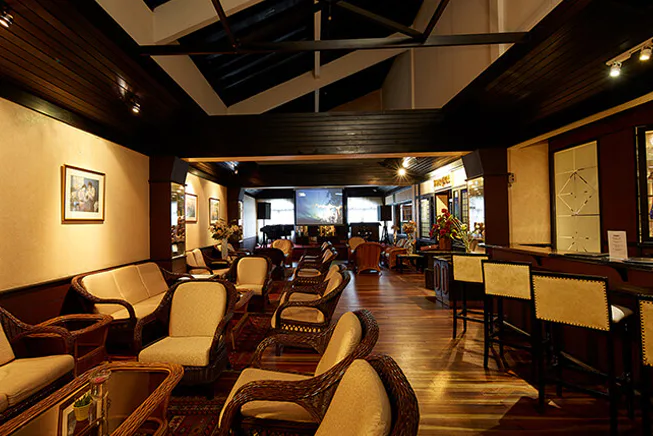 TUDOR LOUNGE