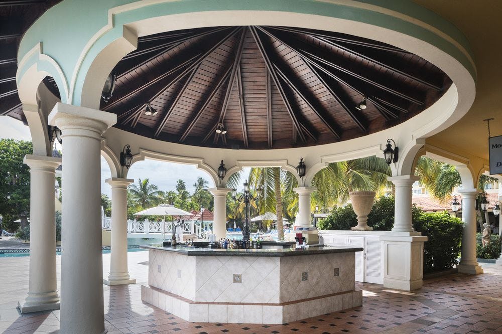 Sunken Treasure Swim-up Bar