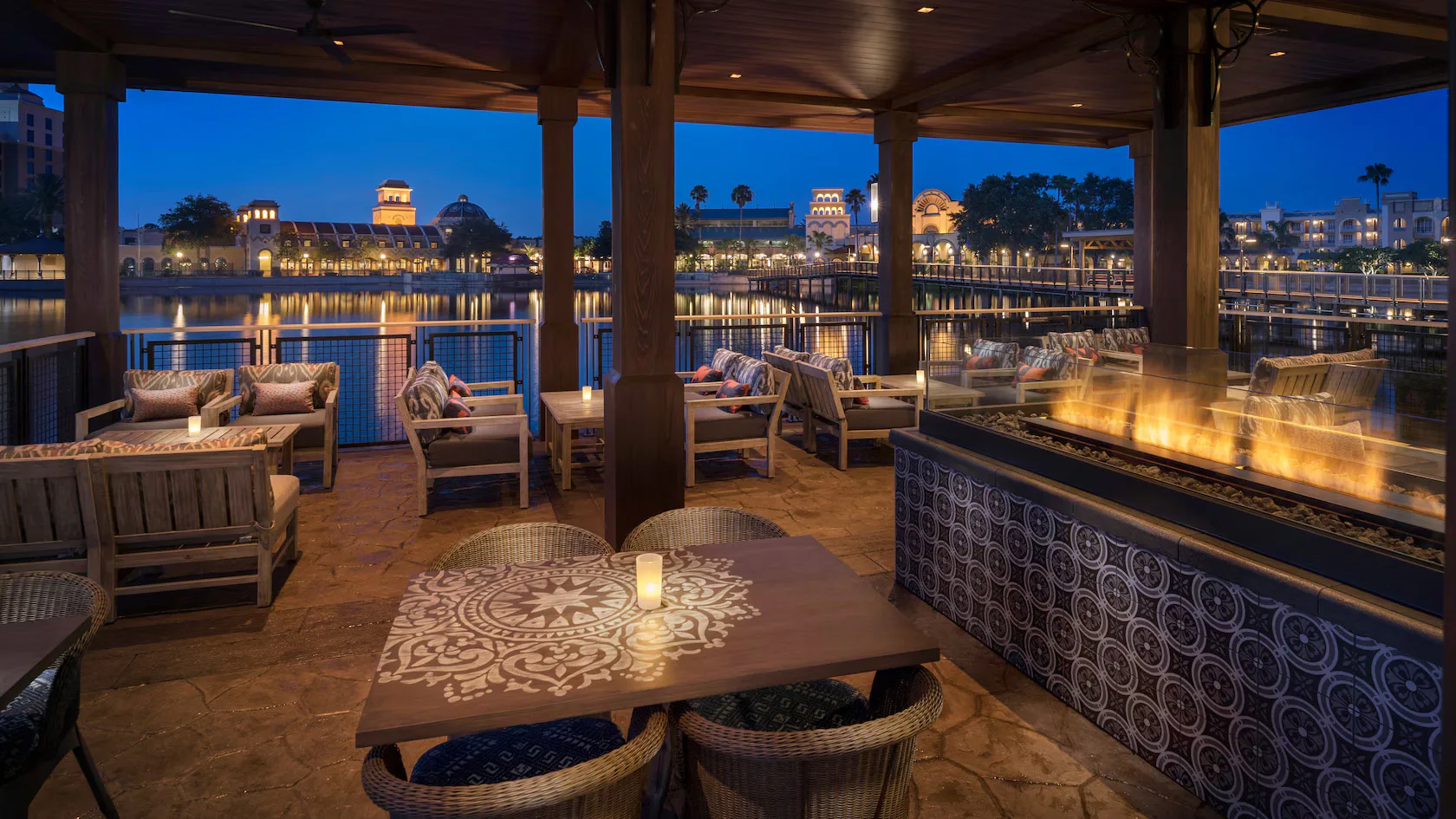 Three Bridges Bar & Grill at Villa del Lago